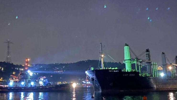 Bebek sahilinde karaya oturan gemi kurtarıldı: İstanbul Boğazı gemi trafiğine açıldı