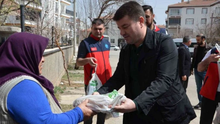 Belediye Başkanı Dinçer tahinli pideyi kendi elleriyle dağıttı