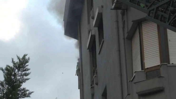 Beşiktaş'ta korkutan yangın: Mahsur kalan 2 kişi kurtarıldı