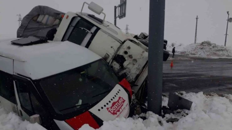 Bingöl'de minibüs ile kamyon çarpıştı: 4 yaralı