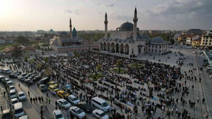 Binlerce vatandaş bayram namazı için Mevlana Meydanı'nda buluştu