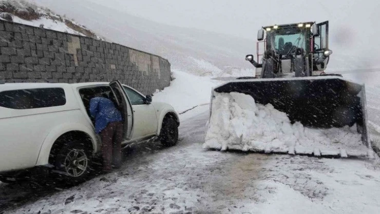 Bitlis'teki kar yağışı Nemrut yolunun açılmasına engel oldu