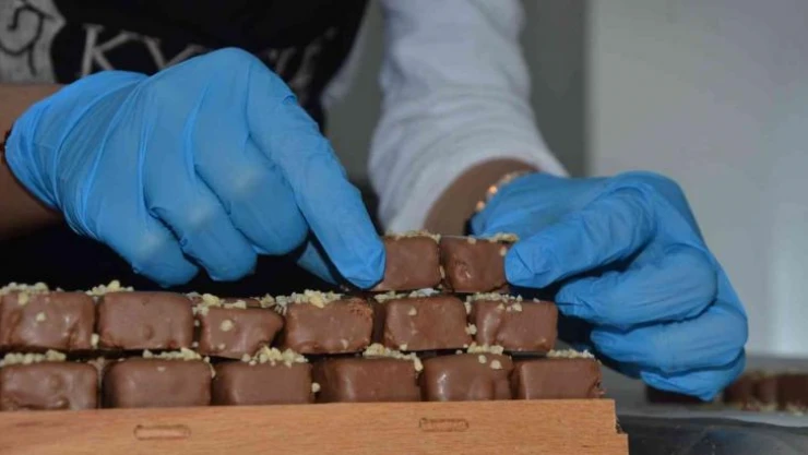 Bu çikolatada şeker yerine bal, renklendirici yerine kuru meyveler kullanılıyor