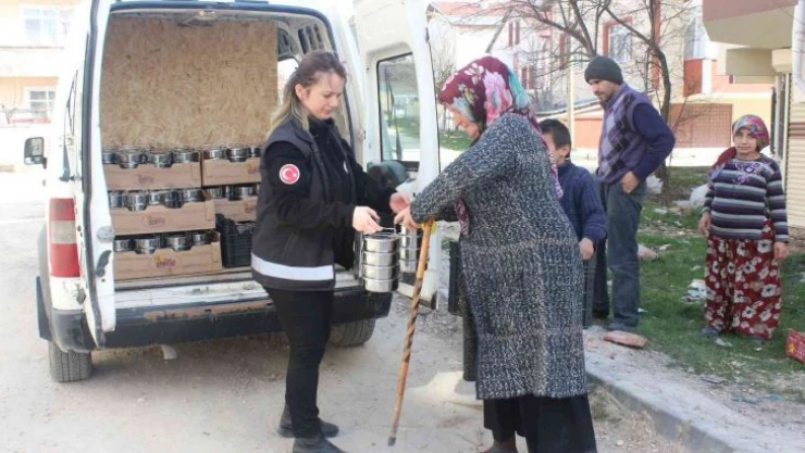Bu ilçede bakıma muhtaç ve ihtiyaç sahibi aileler sıcak yemeksiz bırakılmıyor