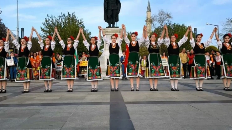 Bulgar folklor ekibi ve vatandaşlar Edirne'de Ankara havası oynadı