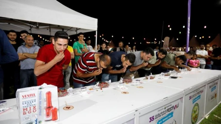 Bursa'da çilek yeme yarışması