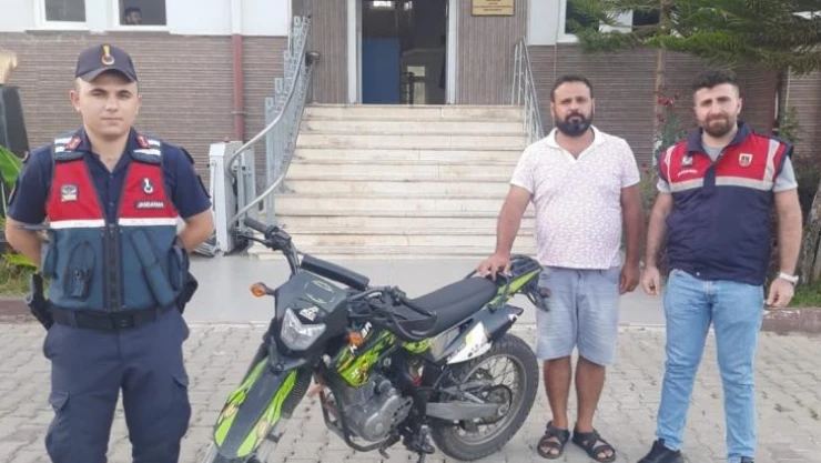 Çalınan motosiklet jandarma tarafından bulunup sahibine teslim edildi
