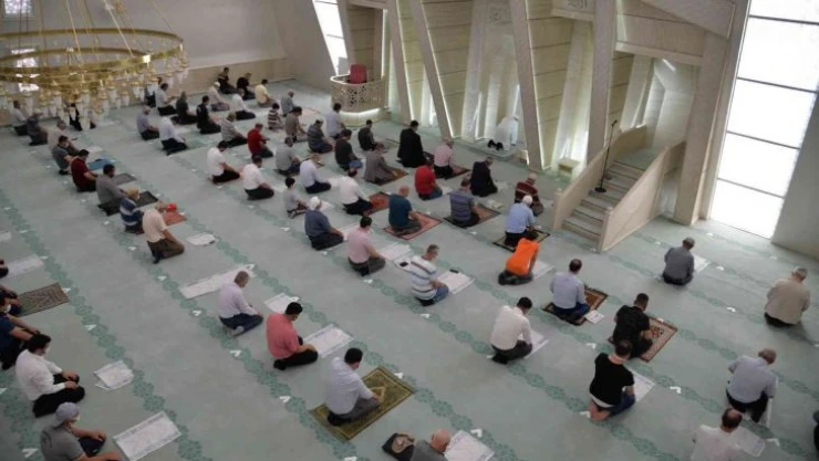 Camiler teravih namazı için pırıl pırıl