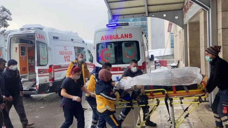 Çatıdaki karları temizlerken canından oluyordu
