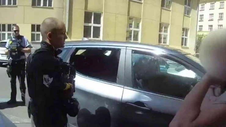 Çekya'da bir anne 6 aylık bebeğini arabada bıraktı