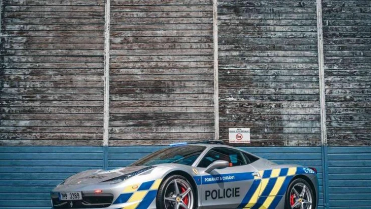 Çekya'da el konulan Ferrari polis filosuna katıldı