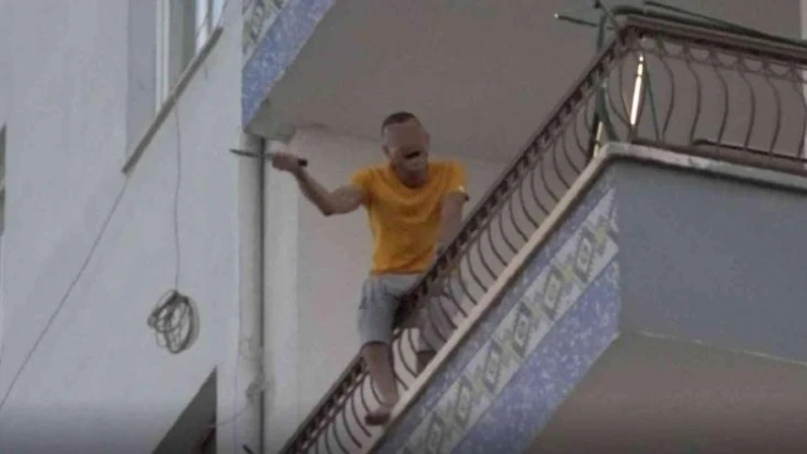 Çocuklarını odaya kilitledi, balkondan bıçakla dehşet saçtı