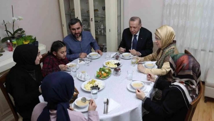 Cumhurbaşkanı Erdoğan, Ümraniye'de bir vatandaşın evinde iftar yaptı