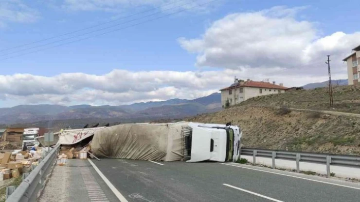 D100'de devrilen tırın dorsesindeki malzemeler yola saçıldı: 1 yaralı