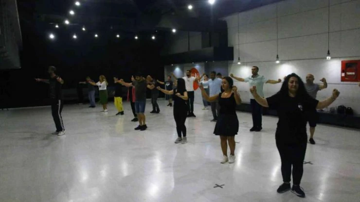 Düğün arifesindeki çiftler ilk dans yerine Ankara oyun havaları öğreniyor