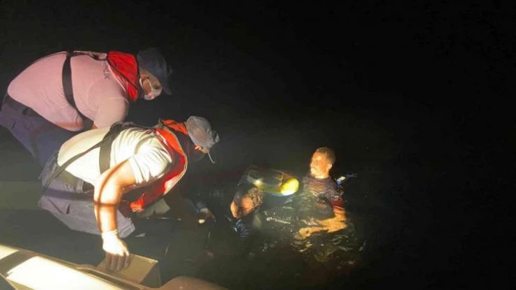 Düzensiz göçmenler yüzerek adaya geçmeye çalıştılar