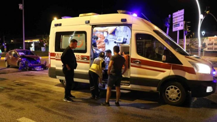 Edirne'de çarpışan otomobillerin sürücüleri yaralandı