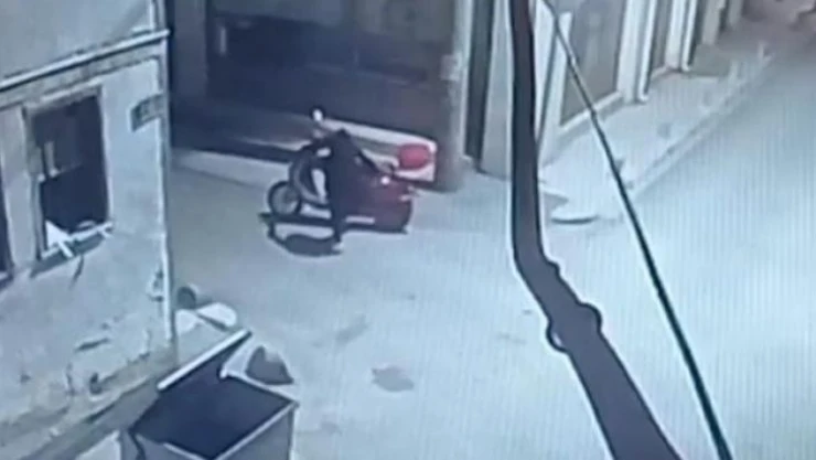 Elektrikli motosikletin çalınma anları güvenlik kamerasında