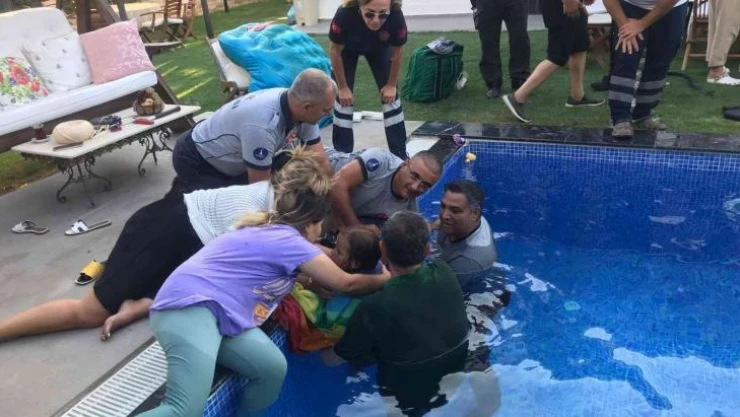 Eli havuzun borusuna sıkışan çocuğu itfaiye ekipleri kurtardı