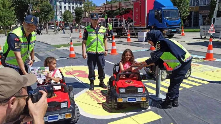 Emniyet kemerinin önemini tepe taklak olarak anladılar