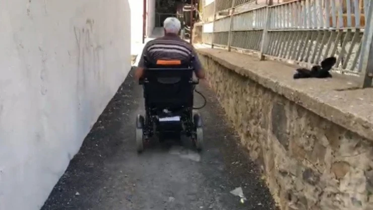 Engelli yaşlı adama akülü sandalye hediye edildi