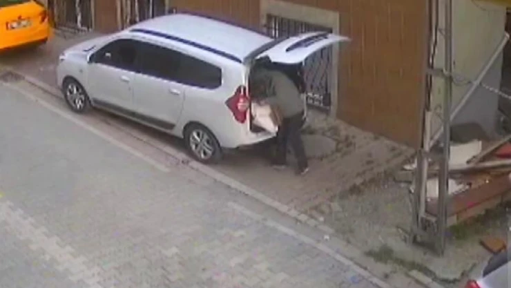 Esenyurt'ta eve girip kontak anahtarı çaldı, aracı soyarken yakalandı