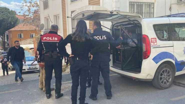 Eşinin ölüm haberini alan adam sağlıkçılara zor anlar yaşattı