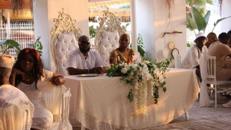 Evliliklerinin 25. yılını  kutlamak için Londra'dan Marmaris'e geldiler