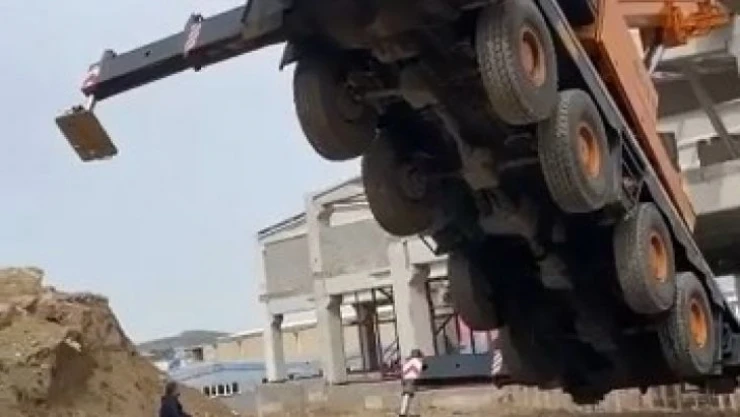 Fabrika inşaatında vinç şaha kalktı