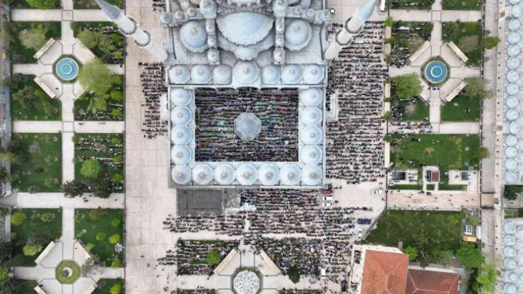Fatih Camii'nde bayram namazı havadan görüntülendi