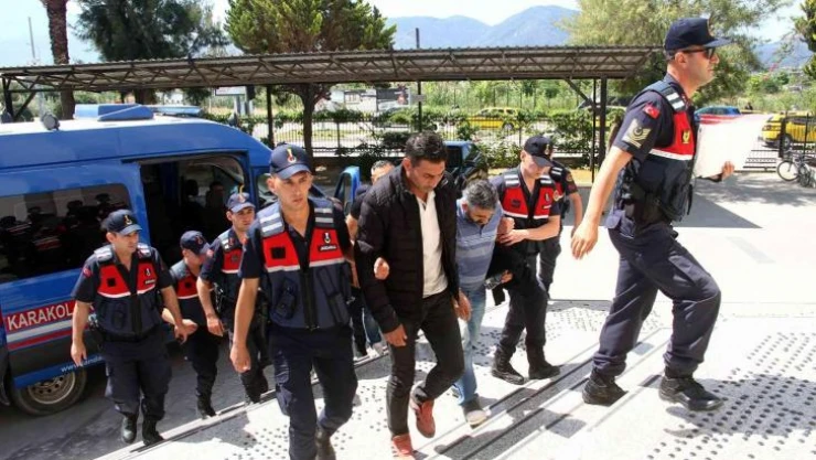 Fethiye'de göçmen kaçakçılığı iddiasıyla 2 şüpheli tutuklandı