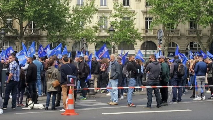 Fransa'da polislerden 'cinayetten' yargılanan meslektaşlarına destek gösterisi