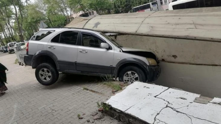 Fren yerine gaza basınca duvara çarptı