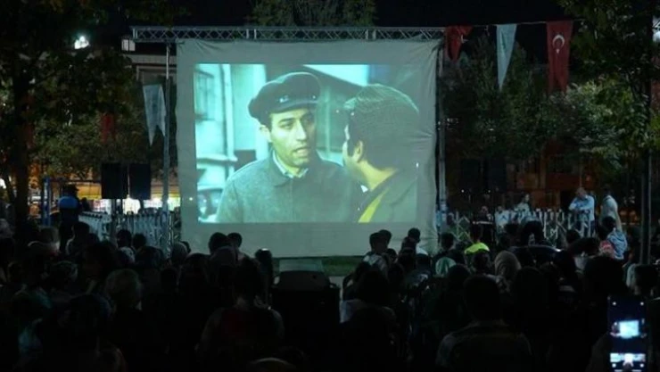 Gaziosmanpaşalıların açık havada sinema keyfi