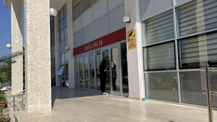 Geç kaldığı sınava girebilmek için kapıyı zorladı, camlara vurdu