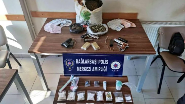 Gece bekçileri gizli bölmeyle kamufle olan zehir tacirlerini yakaladı