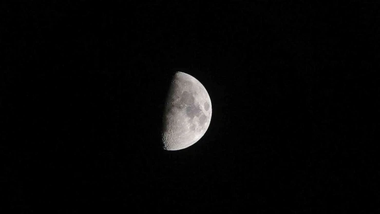 Geceyi aydınlatan 'yarım ay' görsel şölen sundu
