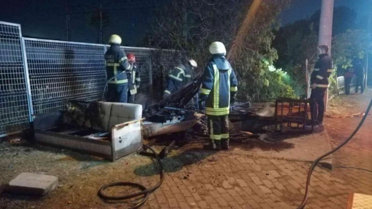 Gündüz içilen nargilenin közü barakayı küle çevirdi