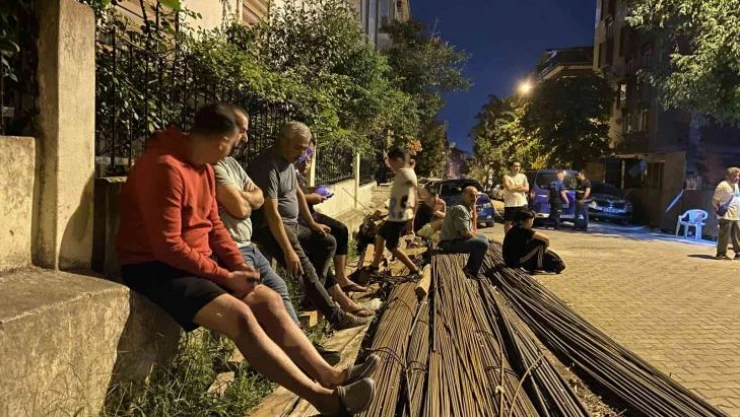 Güngören'de 4 katlı binada çatlak meydana geldi, tedbir amacıyla iki bina boşaltıldı