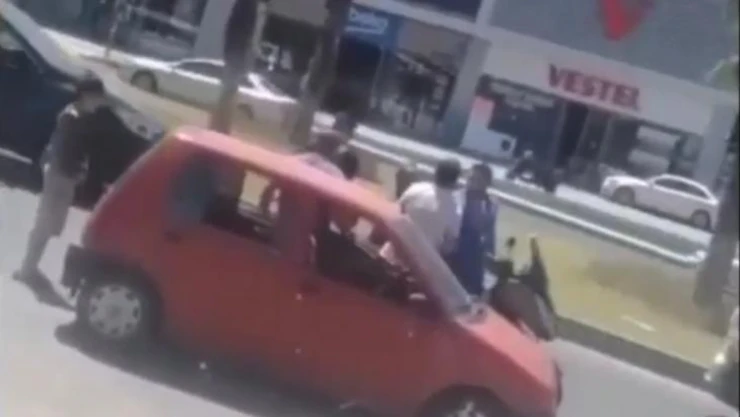 Güreşçi tartıştığı otomobil sürücüsünü böyle nakavt etti