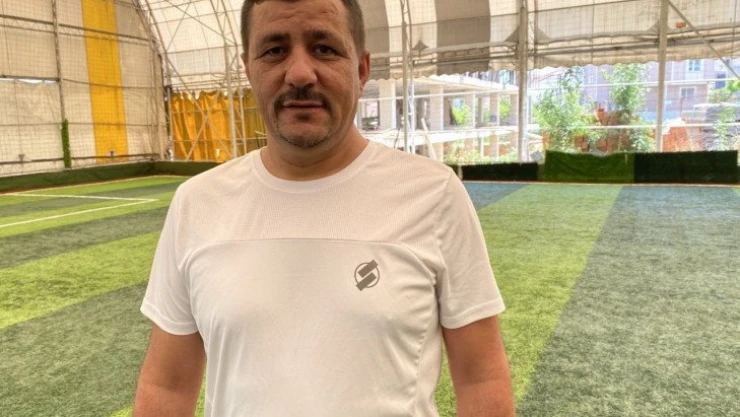 Halı sahada tel örgüye takılan martıyı böyle kurtardı