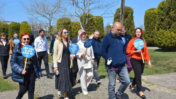Hastane çalışanları sağlık için yürüdü