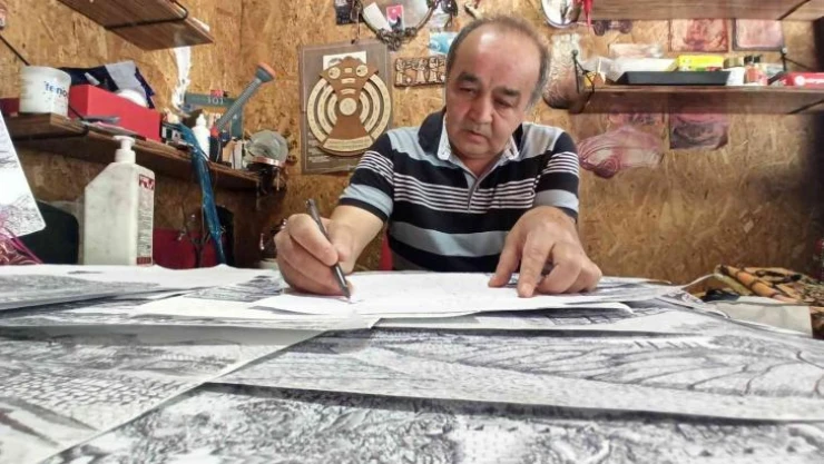Hiçbir eğitim almadan çizdiği resimlerle dikkat çekiyor