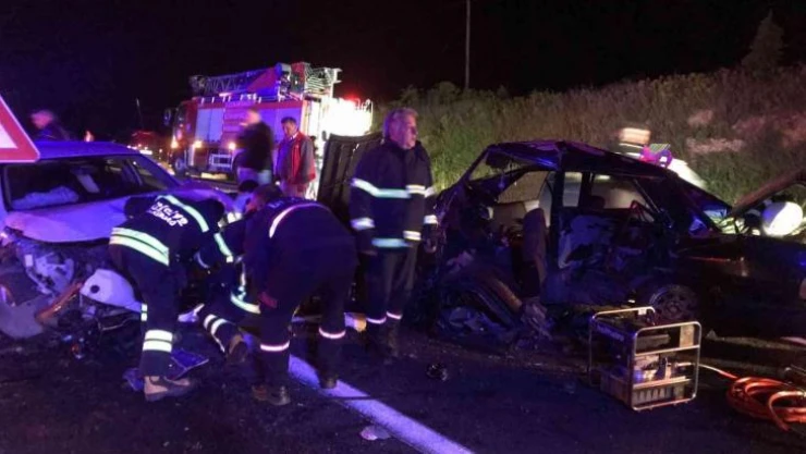 İki otomobil kafa kafaya çarpıştı: Feci kazada 2'si ağır, 3 yaralı