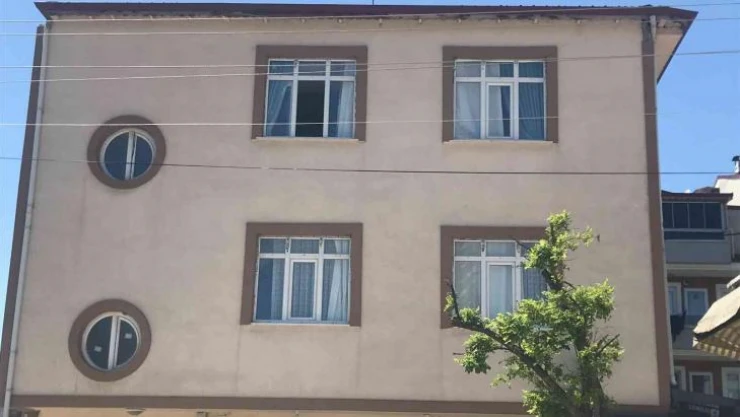 İkinci kattan düşen genç kız yaralandı