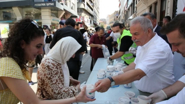 İlkadım'da 7 farklı noktada aşure dağıtıldı