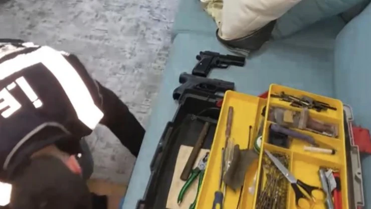 İstanbul'da cephaneliğe çevrilen eve operasyon kamerada