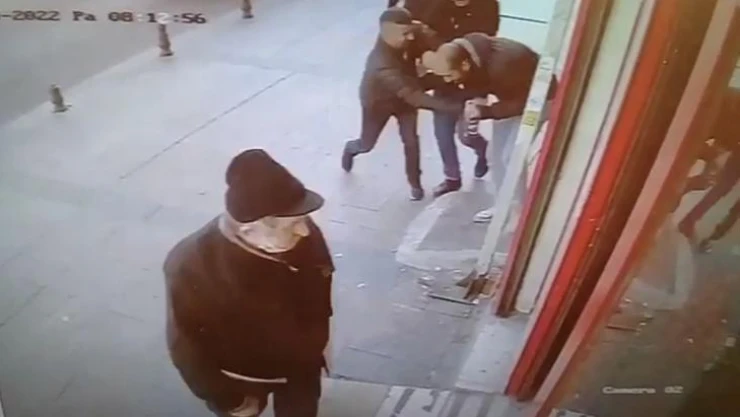 İstanbul'da korkunç cinayet kamerada: Öldüresiye dövülüp kalbinden bıçaklandı