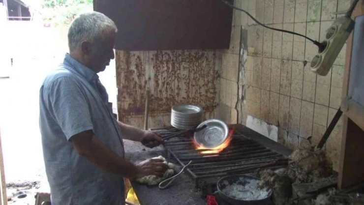 İstanbul'un 44 yıllık kalay ustası, yok olmaya yüz tutan mesleğini Ataşehir'de yaşatıyor