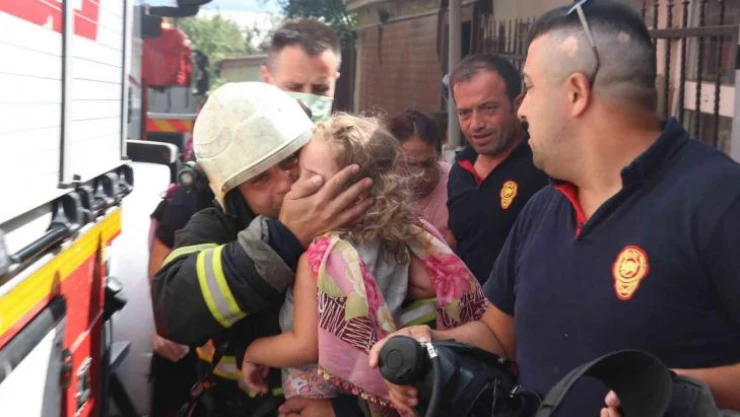 İtfaiye ekibi dumanların arasına dalıp kurtardı, mutluluğun fotoğrafı
